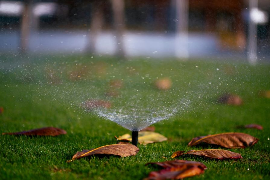 Sprinkleranlage auf Rasen